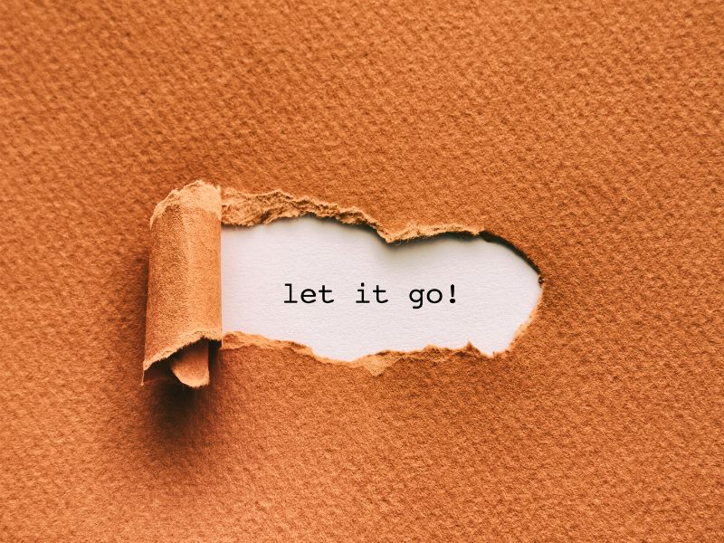 Let it go! Spruch auf zerrissenem Papier, loslassen lernen, Businesstipps