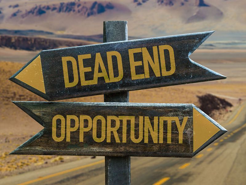 Businesstipps, Frauen im Business, Schild zeigt in zwei Richtungen: Dead End und Opportunity, Möglichkeiten im Business