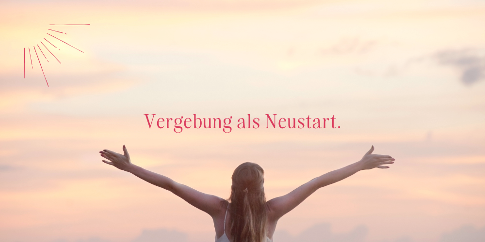 Frau mit offenen Armen, dem Himmel entgegengestreckt, innere Heilung, der Satz: Vergebung als Neustart